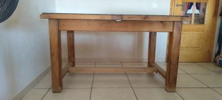 Mesa Madera extensible con seis sillas a juego.