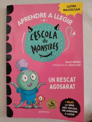 Dos libros Escuela de monstruos en catalán