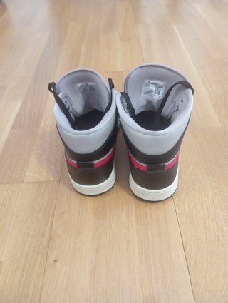 Zapatillas Jordan 1 Mid Gris y Rojo