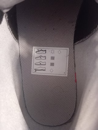 Zapatillas Jordan 1 Mid Gris y Rojo