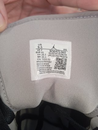 Zapatillas Jordan 1 Mid Gris y Rojo