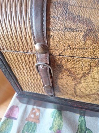 Baúl de madera y bambú decorativo