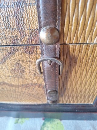 Baúl de madera y bambú decorativo