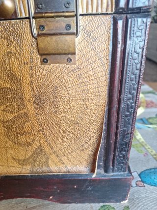 Baúl de madera y bambú decorativo