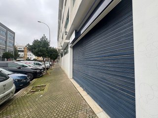 Local comercial en venta en El Juncal - Av. de la Paz en Sevilla