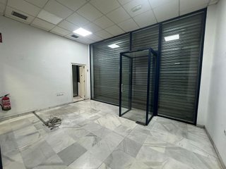 Local comercial en venta en El Juncal - Av. de la Paz en Sevilla