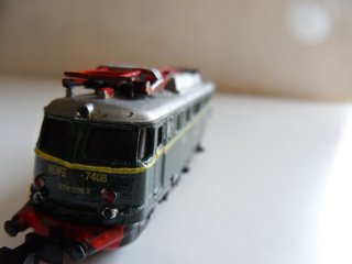 LOCOMOTORA RENFE 274- 7408 BAÑERA MINITRIX ESCALA