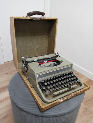 Máquina de escribir Hispano Olivetti Studio 42