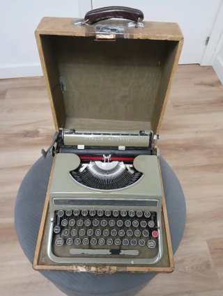 Máquina de escribir Hispano Olivetti Studio 42