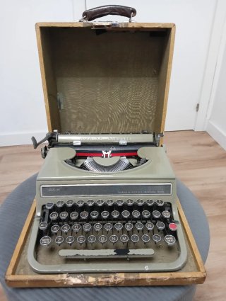 Máquina de escribir Hispano Olivetti Studio 42
