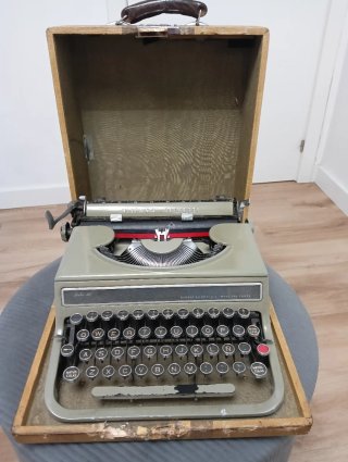 Máquina de escribir Hispano Olivetti Studio 42