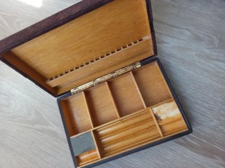 Caja puros tabaco años 60 cuero y madera, con seña