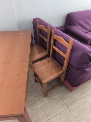 Mesa de madera con 4 sillas