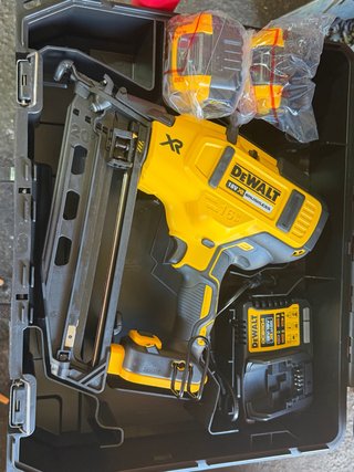 Pistola Clavos DeWalt 18V + 2 Baterías