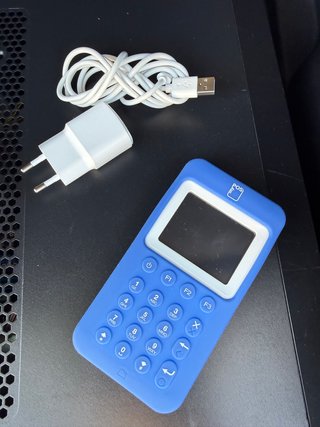 Datáfono myPOS azul con cargador