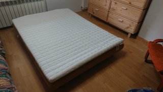 Sofá cama amarillo Maisons du Monde + colchoncillo