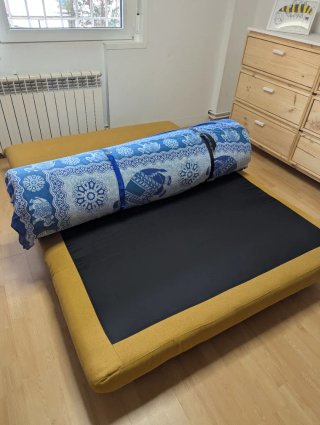 Sofá cama amarillo Maisons du Monde + colchoncillo