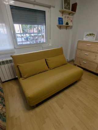 Sofá cama amarillo Maisons du Monde + colchoncillo