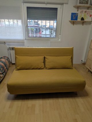 Sofá cama amarillo Maisons du Monde + colchoncillo