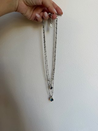Collar Uno de 50 con colgante azul
