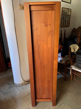 Estantería rústica con vitrina