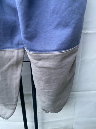 Pantalón chándal bicolor.