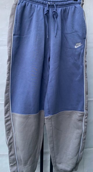 Pantalón chándal bicolor.