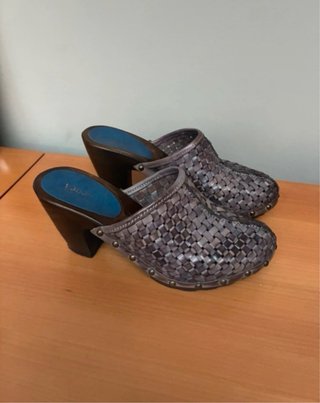 Zuecos Vogue tacón medio lila trenzado