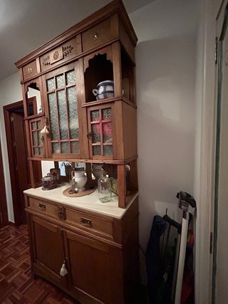 Mueble de madera con vitrina y mármol