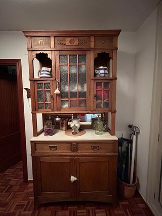Mueble de madera con vitrina y mármol