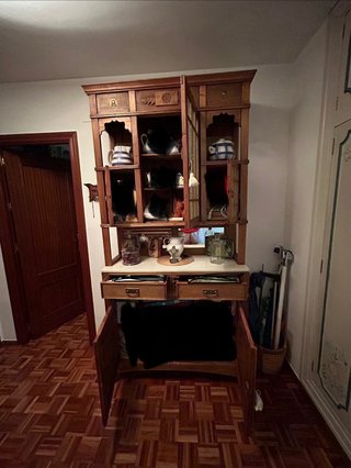 Mueble de madera con vitrina y mármol