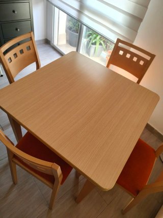Mesa extensible y 4 sillas salón