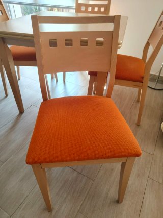 Mesa extensible y 4 sillas salón
