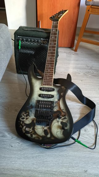 Guitarra Eléctrica con Diseño Calaveras