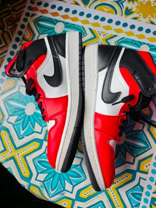 Air Jordan 1 Mid Chicago