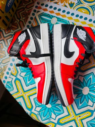 Air Jordan 1 Mid Chicago