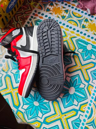 Air Jordan 1 Mid Chicago