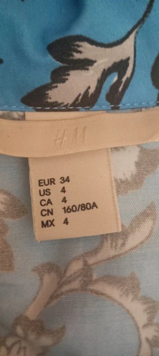 Blusa H&M floral azul, talla 34, da bastante talla