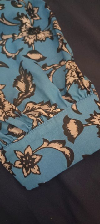 Blusa H&M floral azul, talla 34, da bastante talla