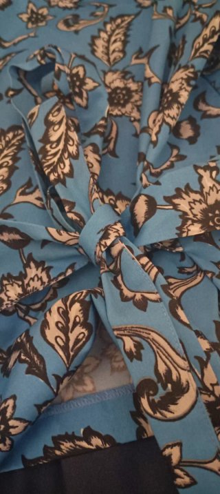 Blusa H&M floral azul, talla 34, da bastante talla