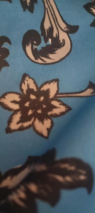 Blusa H&M floral azul, talla 34, da bastante talla