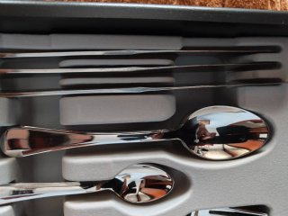 Cubiertos "Comas" . 24 piezas en caja de madera.