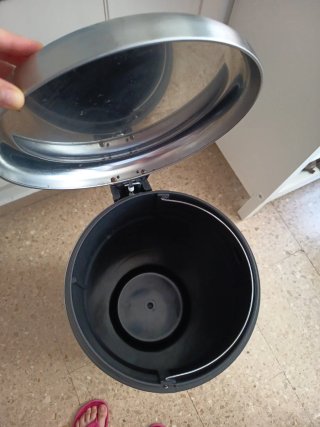 Cubo de basura metálico con pedal