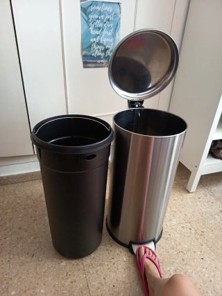 Cubo de basura metálico con pedal