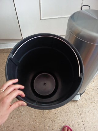 Cubo de basura metálico con pedal