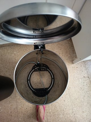 Cubo de basura metálico con pedal