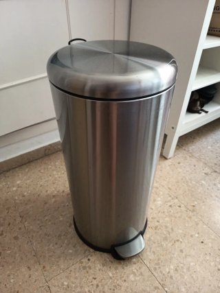Cubo de basura metálico con pedal