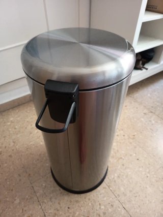 Cubo de basura metálico con pedal