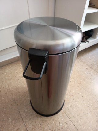 Cubo de basura metálico con pedal