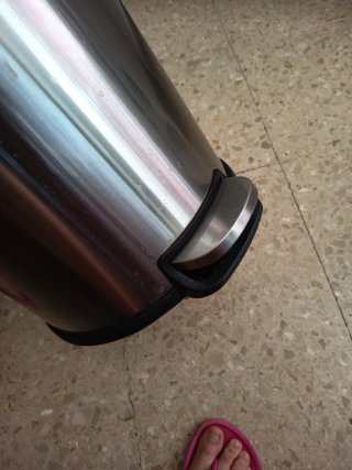 Cubo de basura metálico con pedal